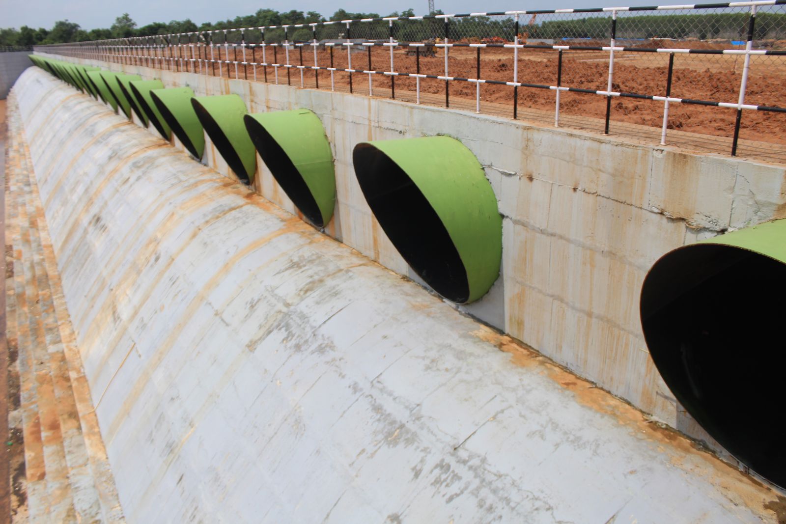Large delivery pipe outlets along a concrete channel